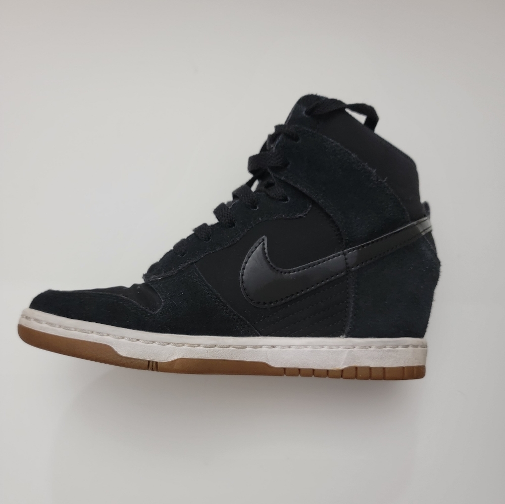 Pre-owned Nike Women's Dunk Sky Hi Embossed Sneaker, Black, 6.5